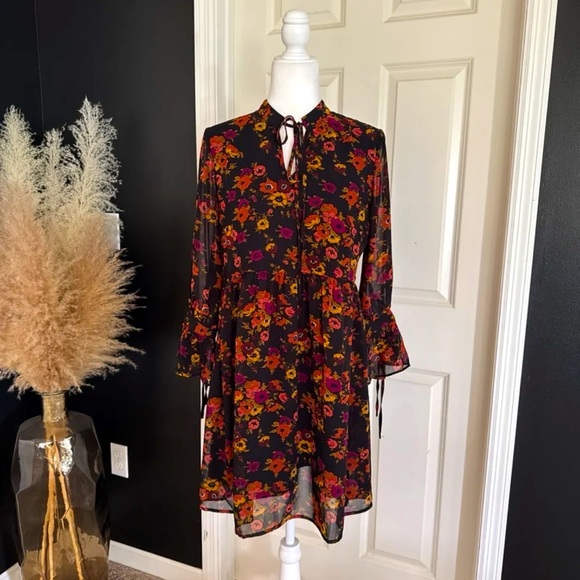Molly Bracken Dresses & Skirts - Molly Bracken Floral Mini Dress with bell tie sleeves 
size Medium